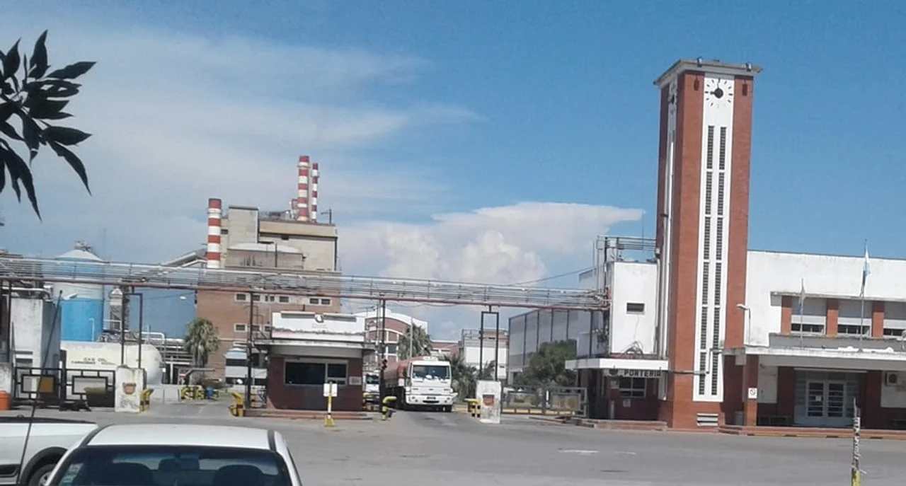 El ingreso a la planta de Celulosa Argentina, en Capitán Bermúdez.