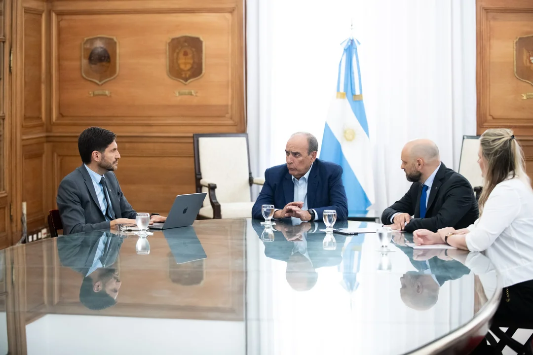 Pullaro y parte de su gabinete, reunidos con el ministro del Interior Guillermo Francos