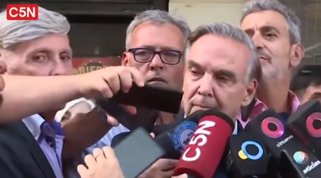 La insólita interrupción de un peatón a Pichetto mientras hablaba de la Ley ómnibus
