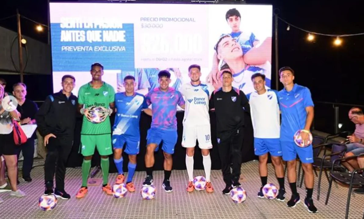 Se presentaron las nuevas camisetas de Argentino de Rosario