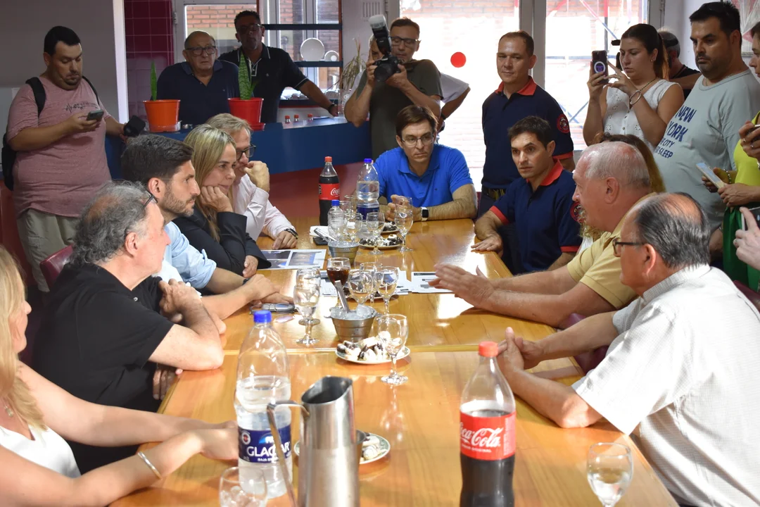 Maximiliano Pullaro se comprometió a apoyar la construcción del nuevo cuartel de bomberos