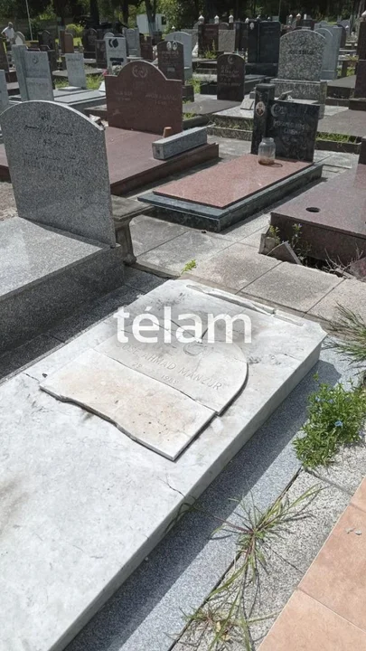 Vandalizaron las tumbas de Carlos Menem y su hijo