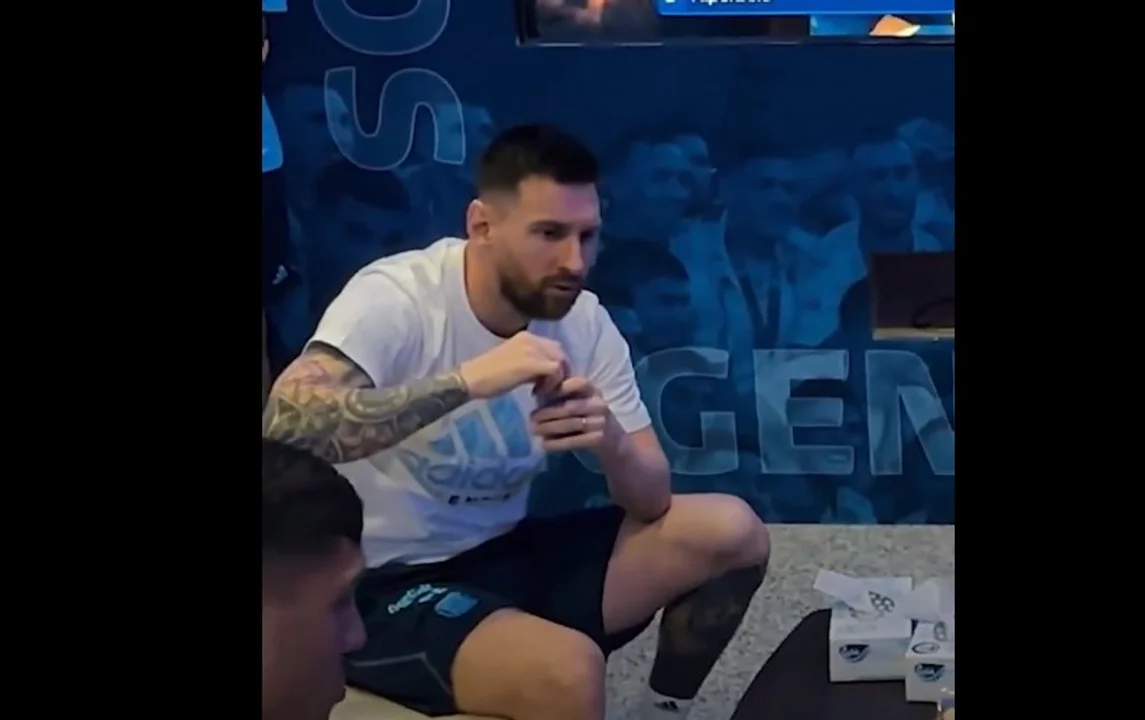 Del truco al abrazo con Di María: las imágenes inéditas de Messi 