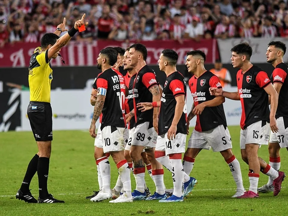 La AFA reveló los audios del VAR: ¿qué se dijo en la expulsión de Éver Banega?