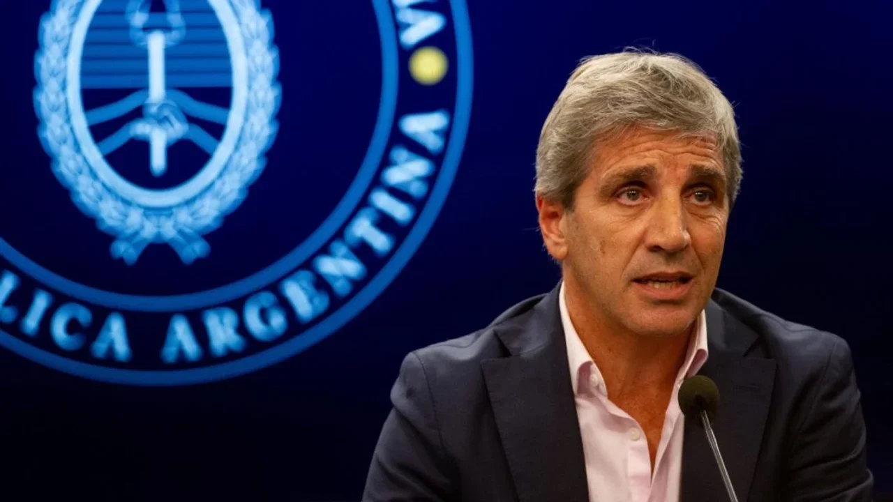 Caputo dijo que se analiza con el FMI un posible "nuevo acuerdo"