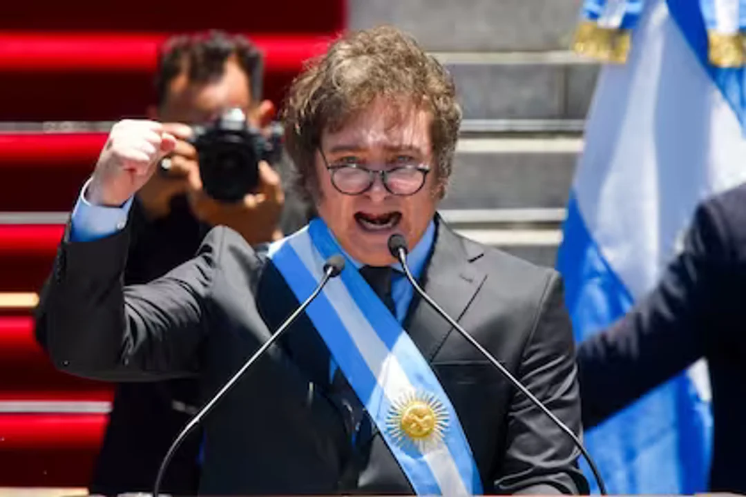 Qué es la competencia de monedas que quiere Milei y qué pasa con la dolarización
