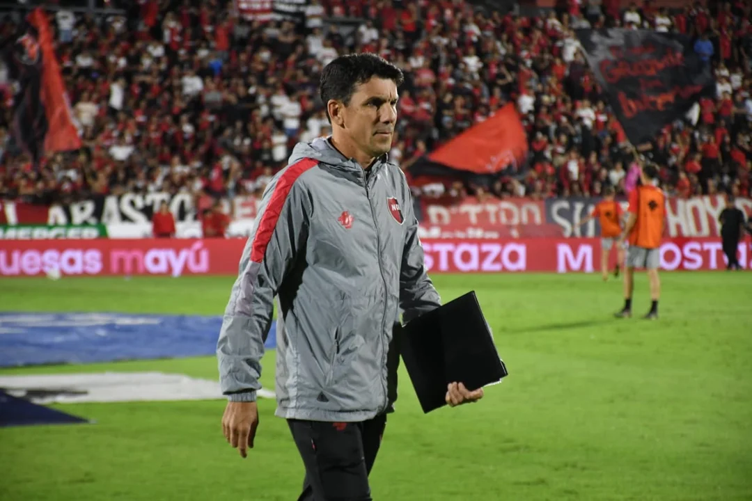 Larriera sobre el arbitraje: "Están pasando cosas que son muy extrañas"