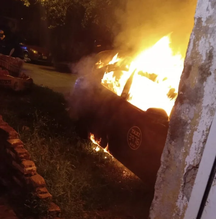 Se prendió fuego otro taxi, esta vez en barrio Saladillo