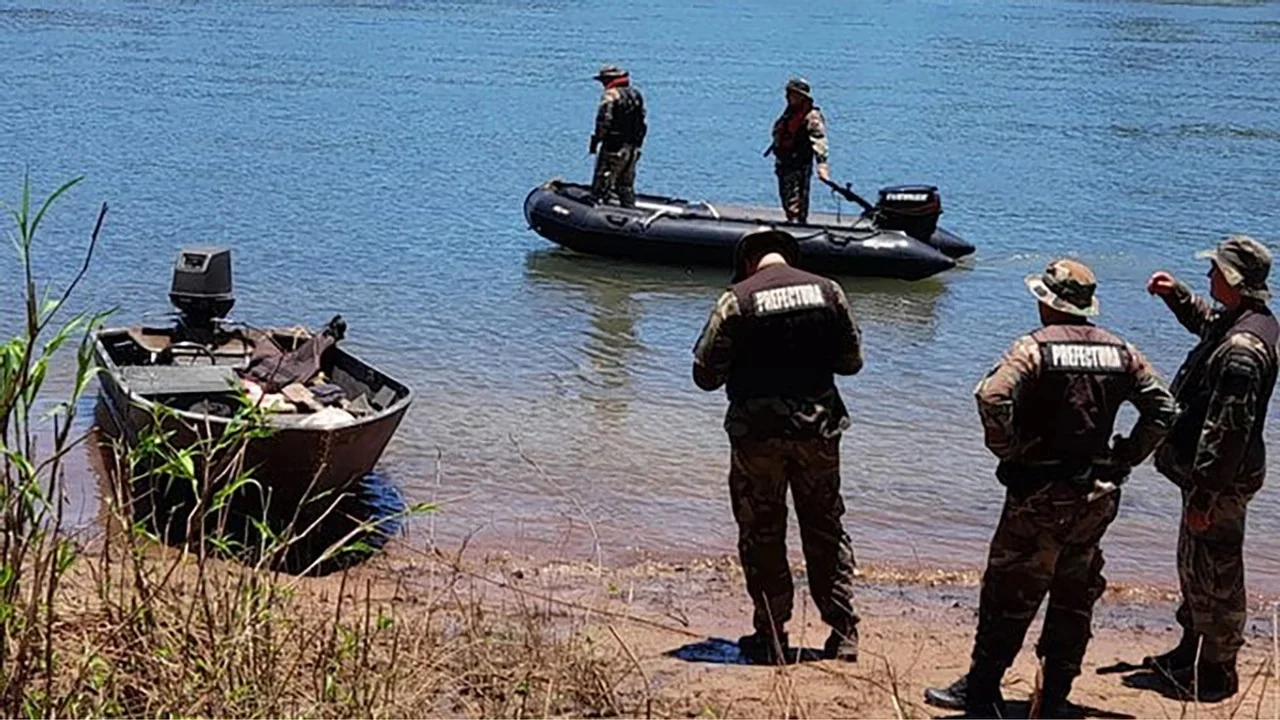 Sigue la búsqueda de uno de los jóvenes que cayó de una lancha al río Paraná