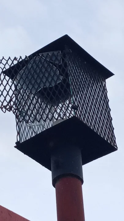 Vandalismo, rompieron los protectores de luminarias y robaron las lámparas