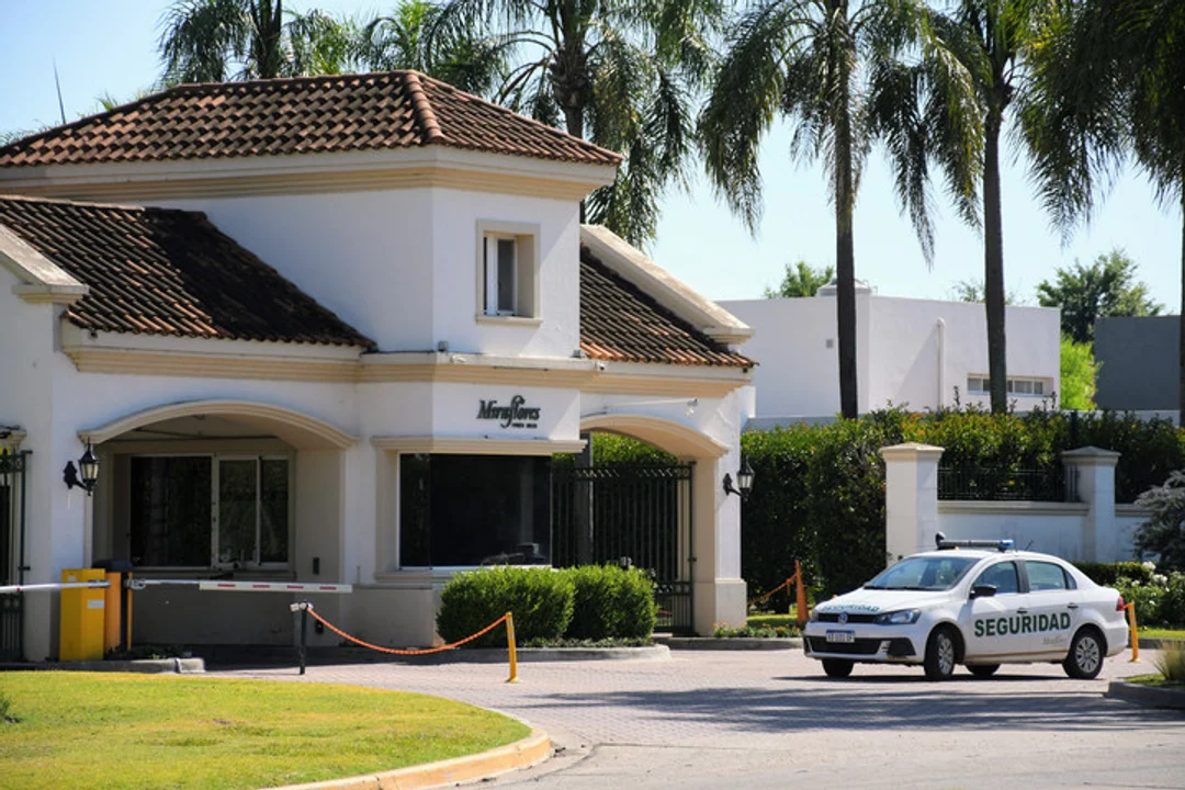 El ingreso al country donde tiene residencia la familia Di María. (RosarioPlus)