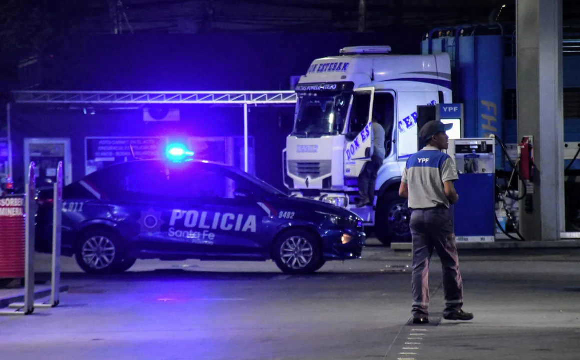 Policía tras la amenaza en la YPF (Rplus)