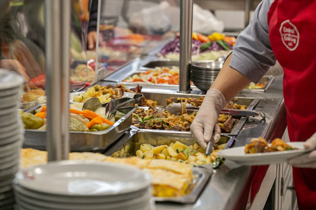 Servicios de catering adaptados a los requerimientos de los distintos eventos de las instituciones.
