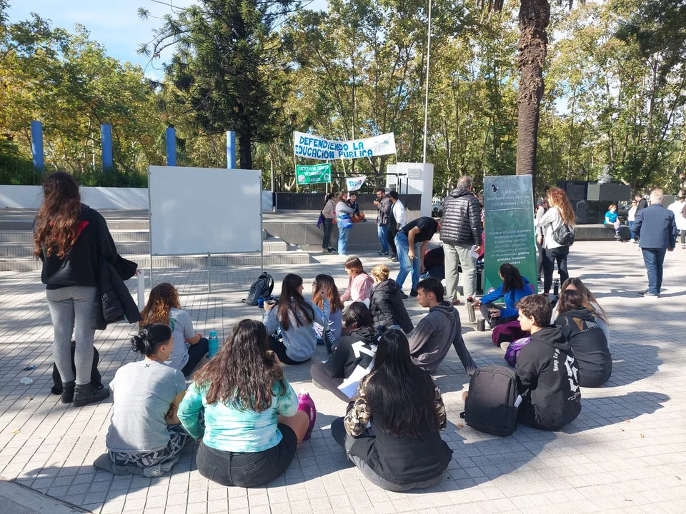Paro de docentes universitarios con clases abiertas en Plaza de los Mástiles