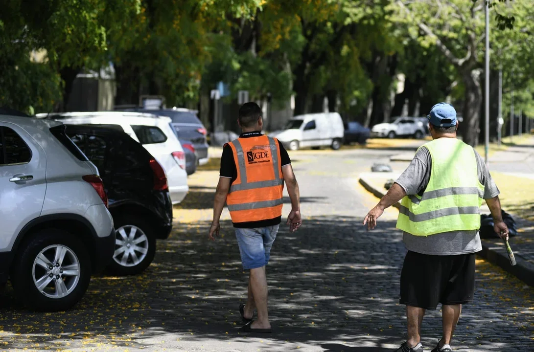 La posible sindicalización de los cuidacoches divide al Concejo