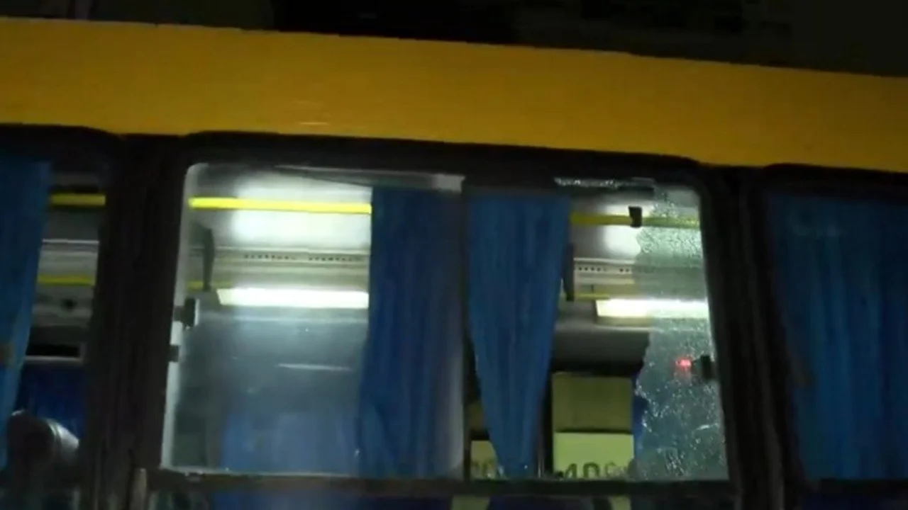 Tiraron un piedrazo a un colectivo e hirieron a una pasajera