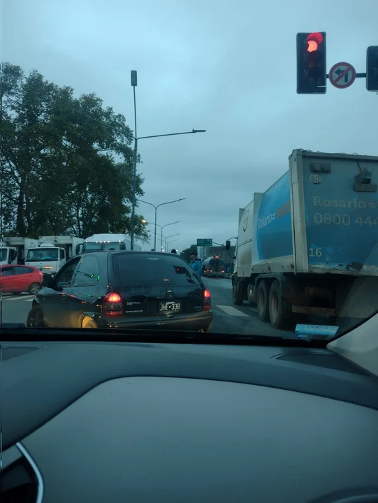 Caos en el tránsito por la protesta de transporte y un siniestro vial en Funes