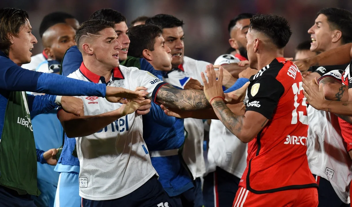 Noche fulera para River en Uruguay: tole tole, empate infantil y un arbitraje polémico