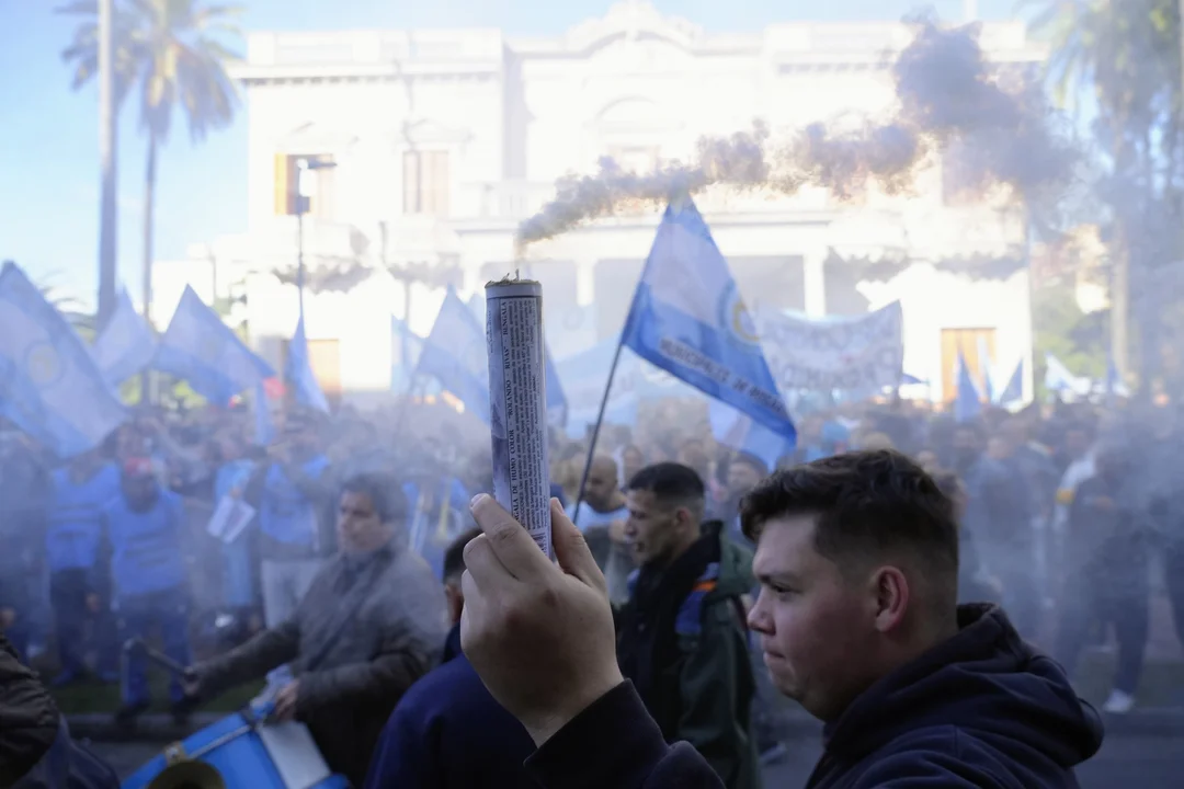 Movilización de trabajadores frente al Iapos. (RosarioPlus)