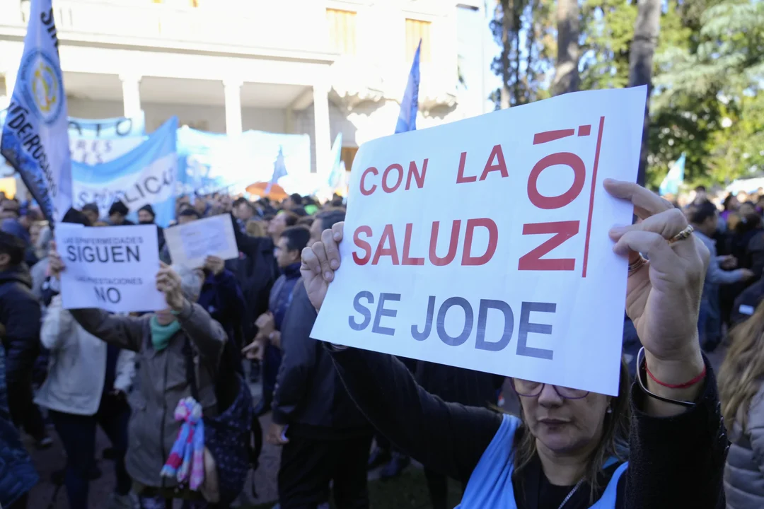 Movilización de trabajadores frente al Iapos. (RosarioPlus)