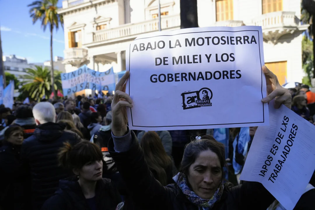 Movilización de trabajadores frente al Iapos. (RosarioPlus)