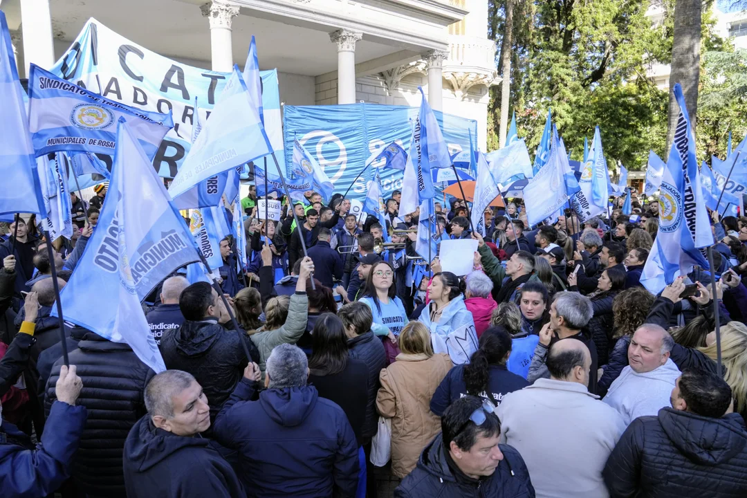 Movilización de trabajadores frente al Iapos. (RosarioPlus)