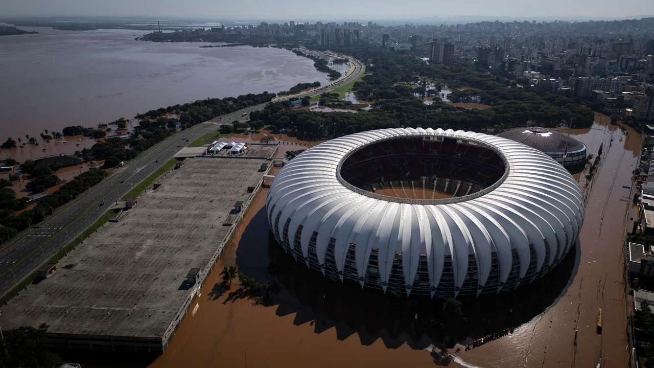 El estadio de Gremio bajo agua, peor que la cancha de Colón en 2003