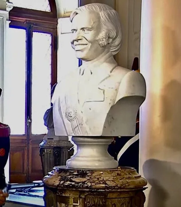 Milei inauguró entre lágrimas un particular busto de Menem en Casa Rosada