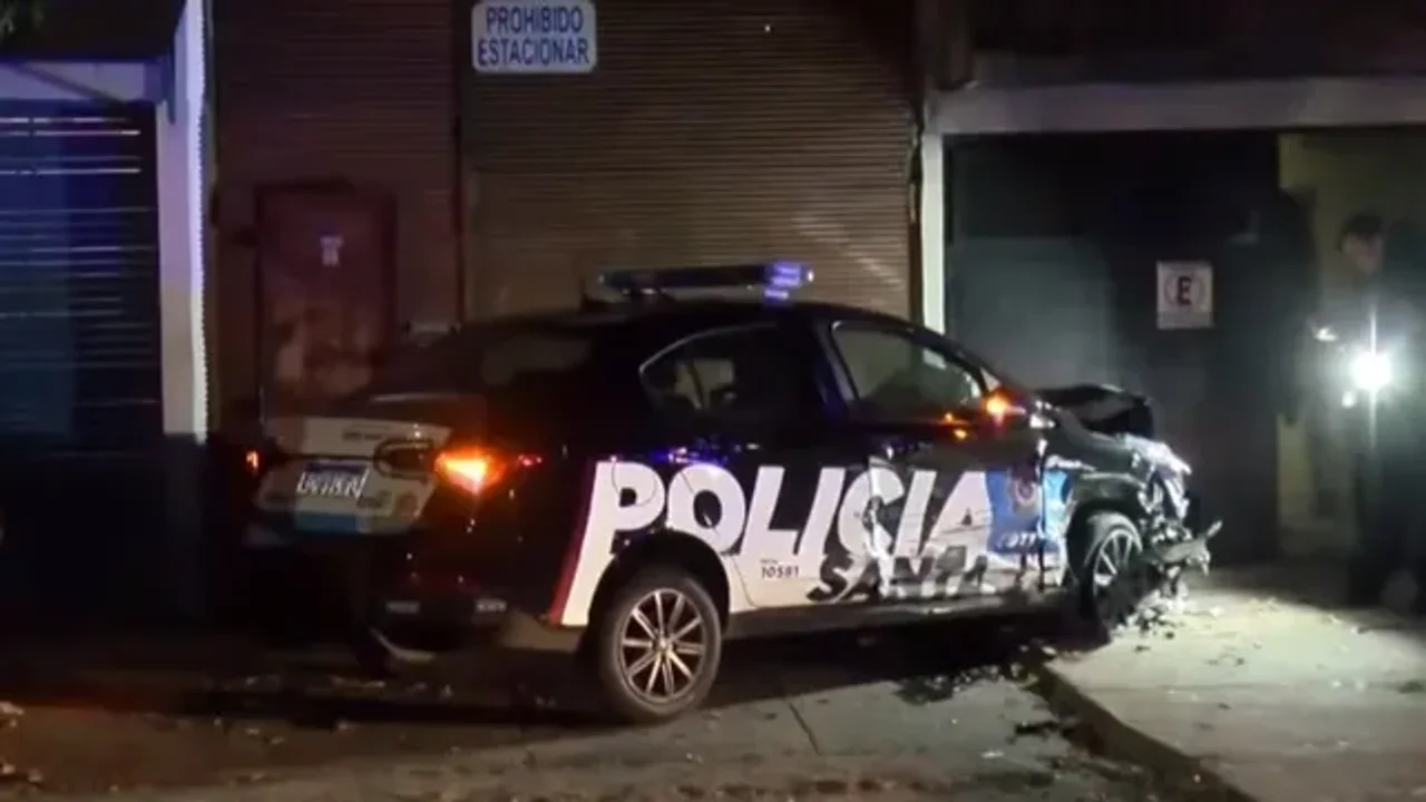 Uno de los nuevos patrulleros chocó con un utilitario y quedó destrozado
