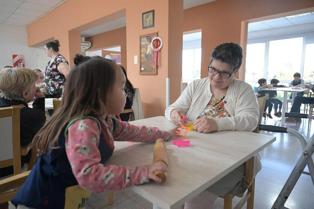 Un proyecto vincula niños con adultos mayores de una residencia comunal