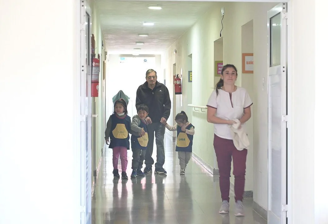 Un proyecto vincula niños con adultos mayores de una residencia comunal