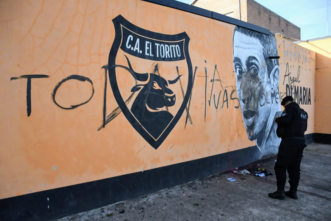 Vandalizaron el mural de Di María en el club El Torito