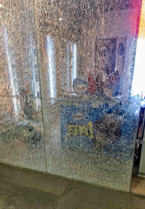 Así quedó la vidriera del minimarket de la estación de servicios. (RosarioPlus)