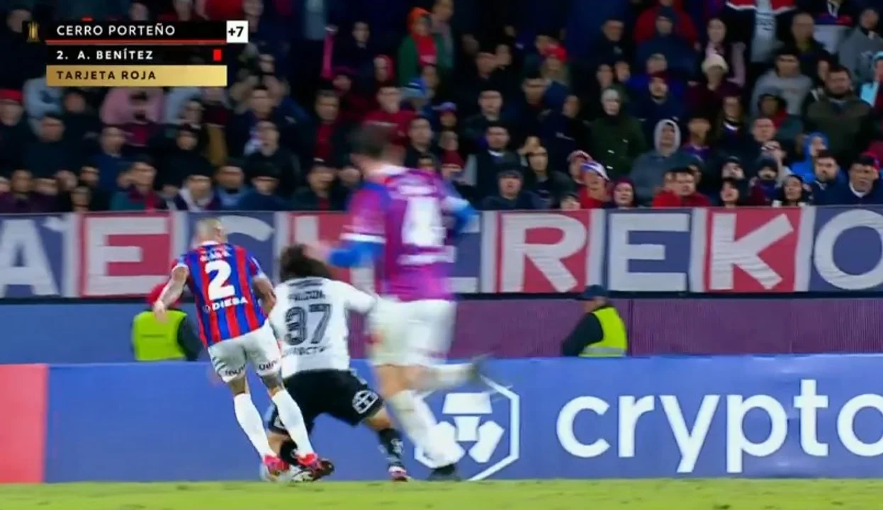 Roja y cárcel común: la criminal patada de un jugador de Cerro Porteño