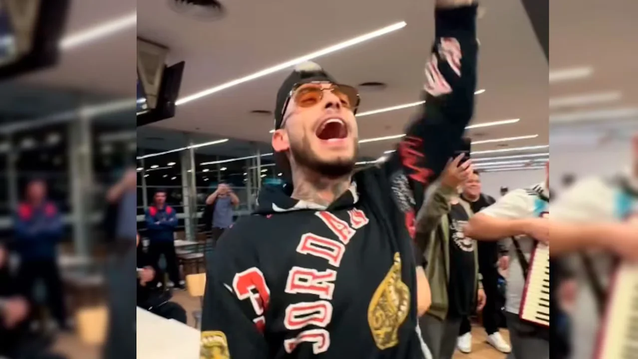 Se demoró el vuelo y pintó el show de Ulises Bueno en el aeropuerto