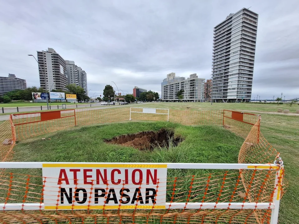 Advierten que el agua en el río Paraná podría verse "verde fosforescente"