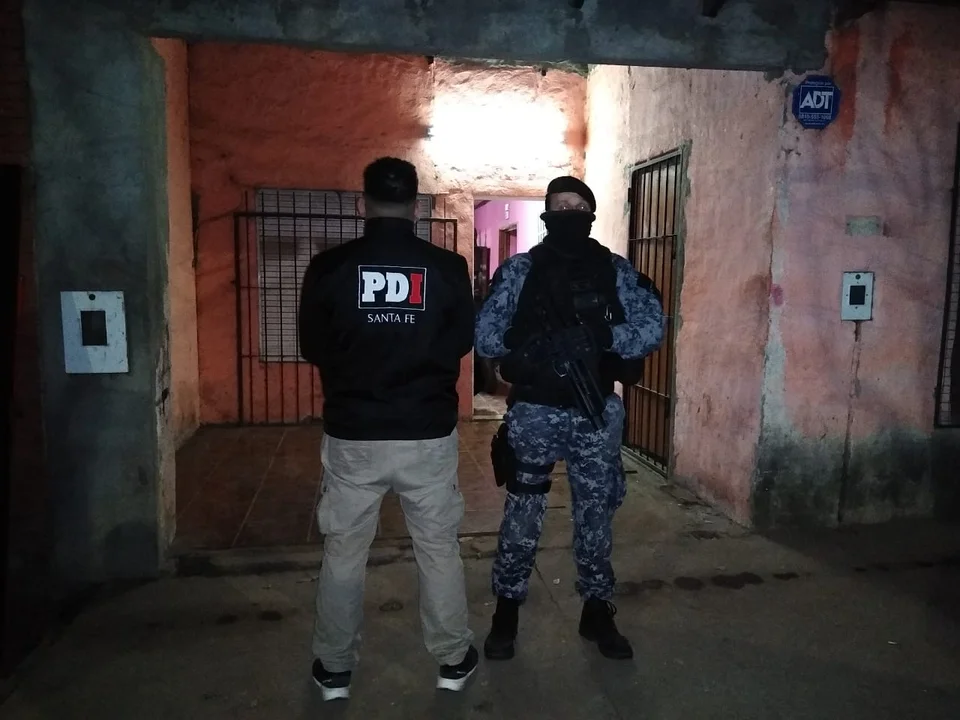 Intervención policial en Firmat: Secuestro de armas y estupefacientes
