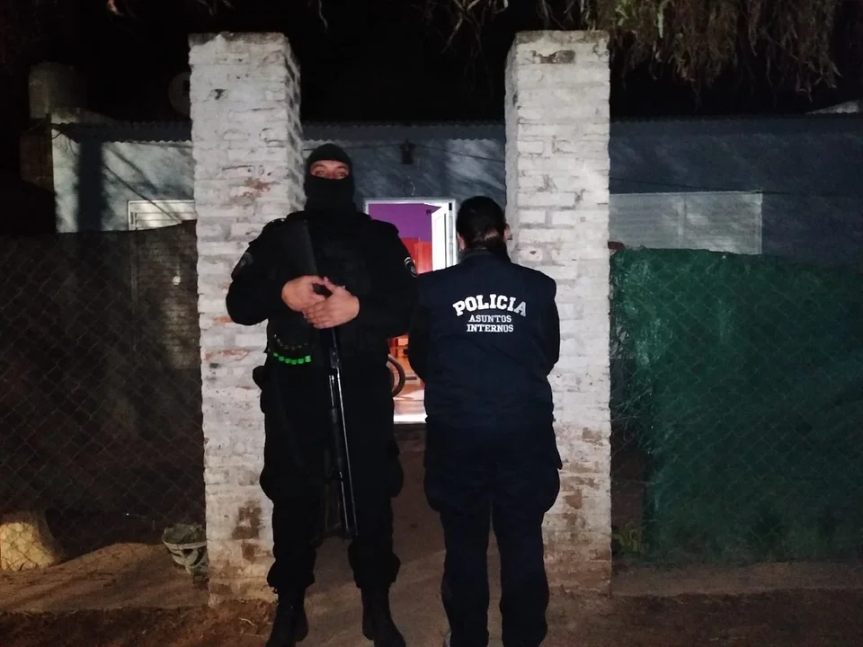 Intervención policial en Firmat: Secuestro de armas y estupefacientes