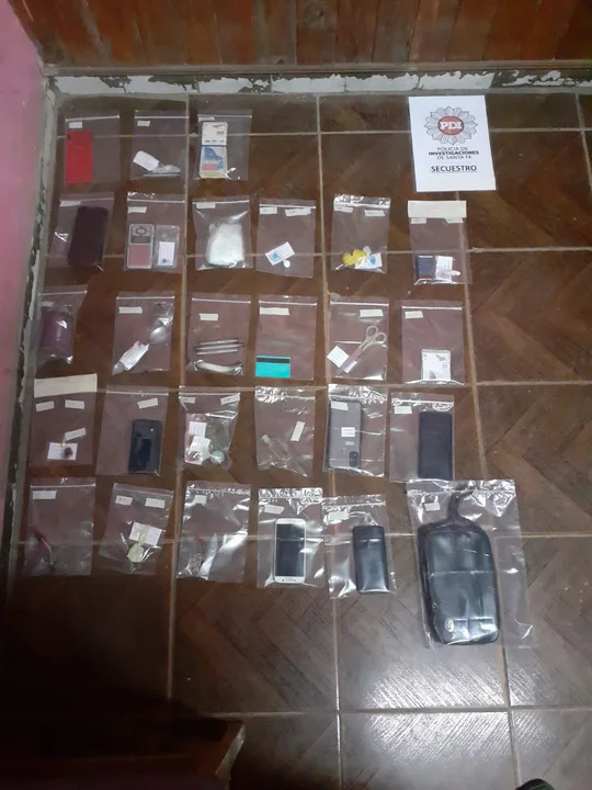 Intervención policial en Firmat: Secuestro de armas y estupefacientes