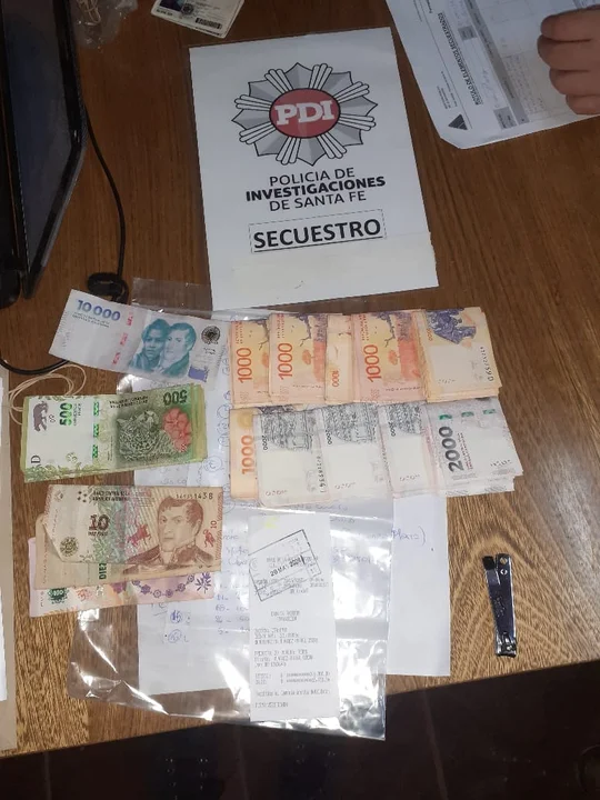 Intervención policial en Firmat: Secuestro de armas y estupefacientes