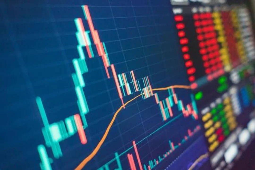 ¿Es mejor invertir en acciones o en criptomonedas?