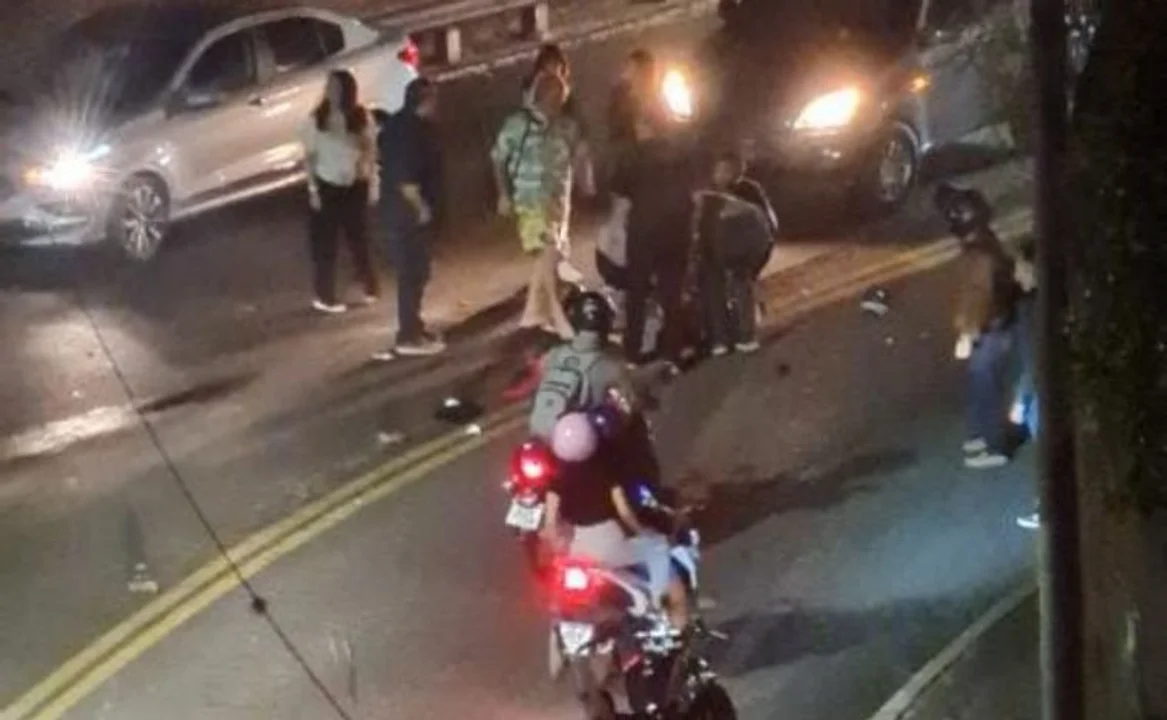 La escena inmediata a la colisión. El conductor escapó corriendo del lugar, lo capturaron poco después.  