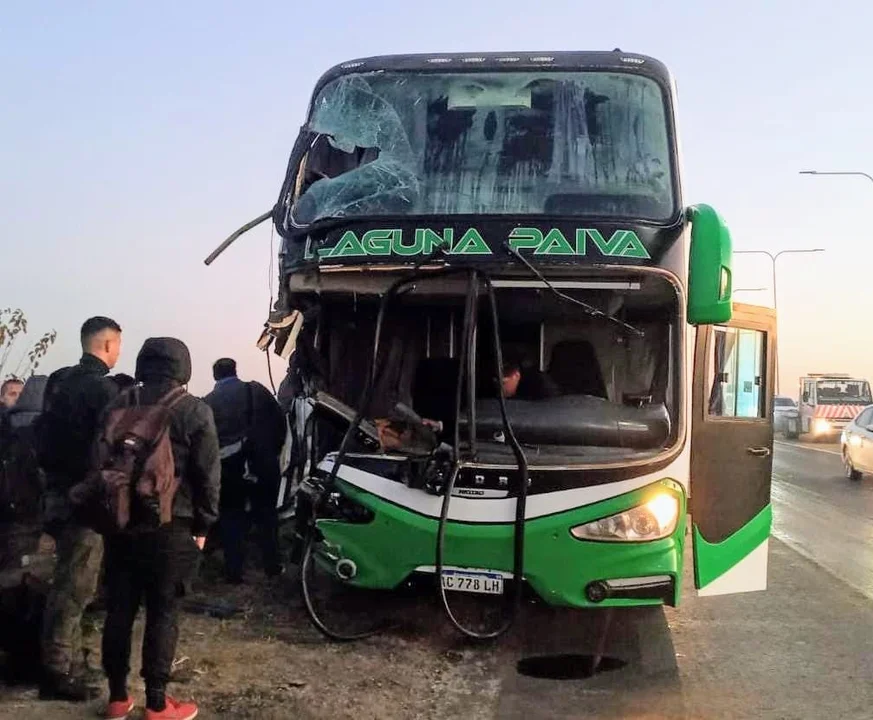 Choque en la autopista entre un micro y un camión (Rplus)