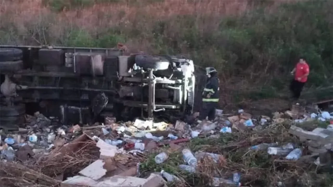 Impactante choque entre un colectivo y un camión que terminó en un zanjón