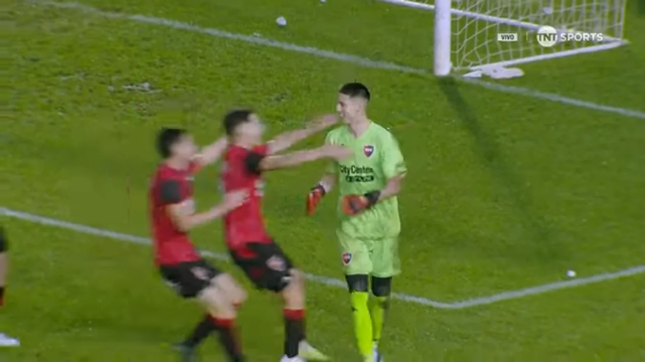 El arquero de la reserva de Newell's, figura total: atajó dos penales y picó uno