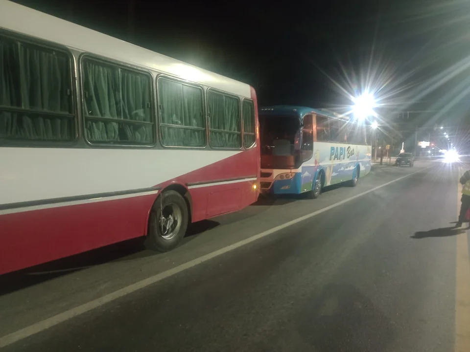 Retuvieron dos colectivos, que transportaban jóvenes, por falta de documentación