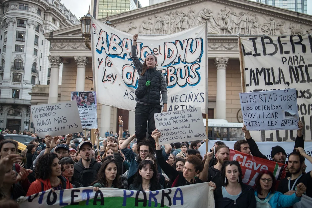Liberaron a once de los detenidos por protestar contra la Ley Bases