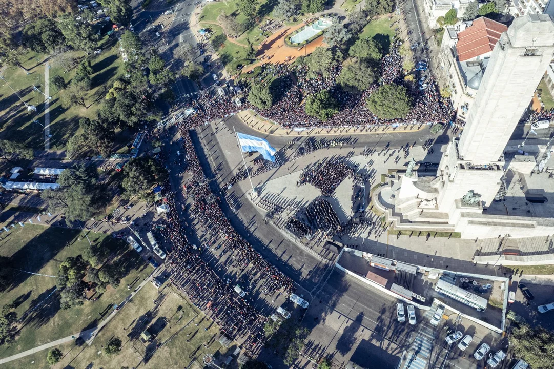 Las imágenes aéreas del acto en el Monumento a la Bandera.