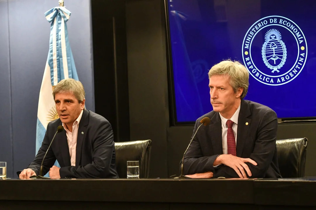 Los anuncios de Caputo: hacia la “emisión cero”, aún sin fecha de salida del cepo