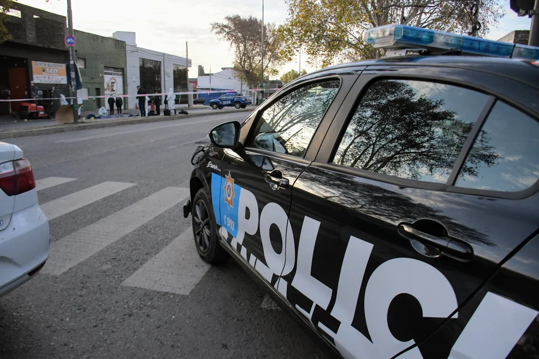 Asesinaron a balazos a un hombre frente a una distribuidora